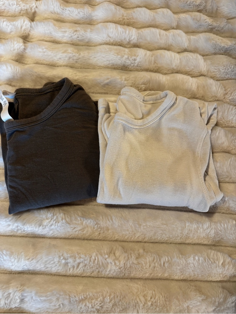 Authentic lululemon long sleeve ribbed cropped Henley size 6